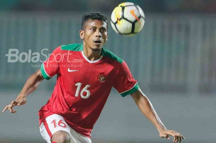Gelandang Timnas U-23 Indonesia, Zulfiandi, saat menghadapi Timnas U-23 Bahraih pada PSSI Anniversary Cup 2018 di Stadion Pakansari, Cibinong, Bogor, Jumat (27/4/2018).