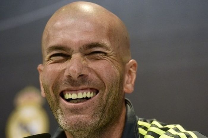 Pelatih Real Madrid, Zinedine Zidane, tertawa saat sedang menghadiri konferensi pers di Madrid, pada Jumat (1/4/2016), jelang laga El Clasico di Stadion Camp Nou, Sabtu (2/4/2016).