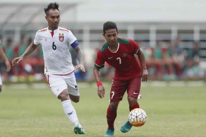 Aksi gelandang Persib Bandung, Gian Zola (kanan), pada laga uji coba timnas Indonesia kontra Myanmar di Stadion Pakansari, Cibinong, Kabupaten Bogor, Selasa (21/3/2017) sore WIB.