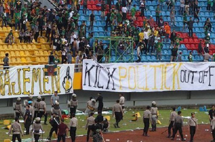 Stadion Jakabaring Palembang rusak oleh ulah suporter bola