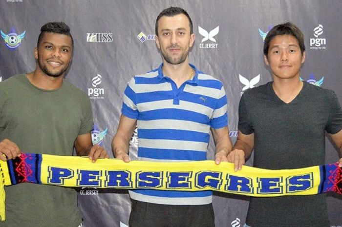 Tiga Pemain asing Persegres Gresik, Patrick da Silva (kiri), Goran Gancev (tengah), dan Hyun Yeon-choi (kanan).