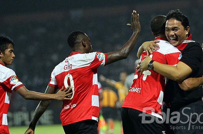 Presiden Klub Madura United, Achsanul Qosasi, merayakan gol dengan memeluk pemainnya saat melawan Persib Bandung dalam laga pekan ke-13  Liga 1 di Stadion Gelora Ratu Pamellingan, Jawa Timur,  Minggu (09/07/2017) malam.