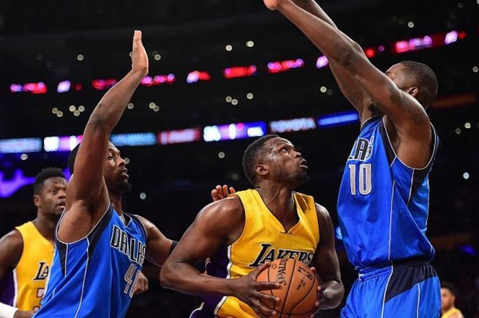 Aksi pebasket LA Lakers, Luol Deng (kostum kuning), dalam laga kontra Dallas Mavericks di Staples Center, 29 Desember 2016