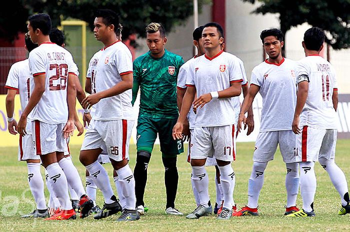  Pemain PS Mojokerto Putra bersiap memulai laga melawan Semeru FC dalam laga lanjutan Liga 2 di Stadion Semeru, Senin (14/5/2018). 