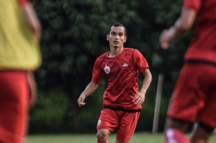 Riko Simanjuntak menjalani latihan pertamanya bersama Persija Jakarta, di Lapangan PSAU, Jakarta Timur, Jumat (12/1/2019).