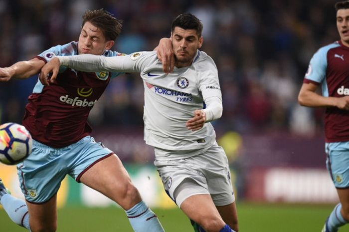 Penyerang Chelsea, Alvaro Morata (tengah), berduel dengan bek Burnley, James Tarkowski, dalam laga Liga Inggris di Stadion Turf Moor, Burnley pada 19 April 2018.