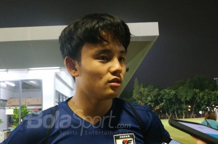 Bintang timnas U-19 Jepang, Takefusa Kubo, menjawab pertanyaan wartawan di Lapangan ABC, Senayan, Jakarta.