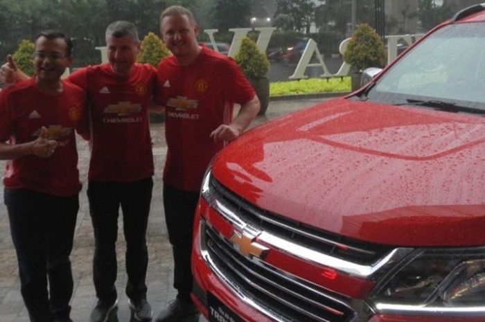 Dua legenda Manchester United, Denis Irwin (tengah) dan David May (kanan), berfoto bersama Presiden Direktur PT General Motors (GM) Indonesia, Gaurav Gupta, di depan mobil baru Chevrolet di Lotte Shopping Avenue, Jakarta Selatan.