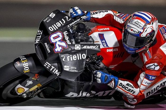 Andrea Dovizioso saat menjajal sayap baru Ducati di sesi ujicoba pramusim yang digelar di Sirkuit Losail, Qatar, (11/3).