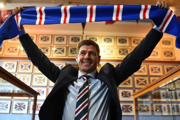 Steven Gerrard berpose saat diperkenalkan sebagai pelatih klub Skotlandia, Rangers FC, di ruang trofi klub di Stadion Ibrox, Glasgow, 4 Mei 2018.