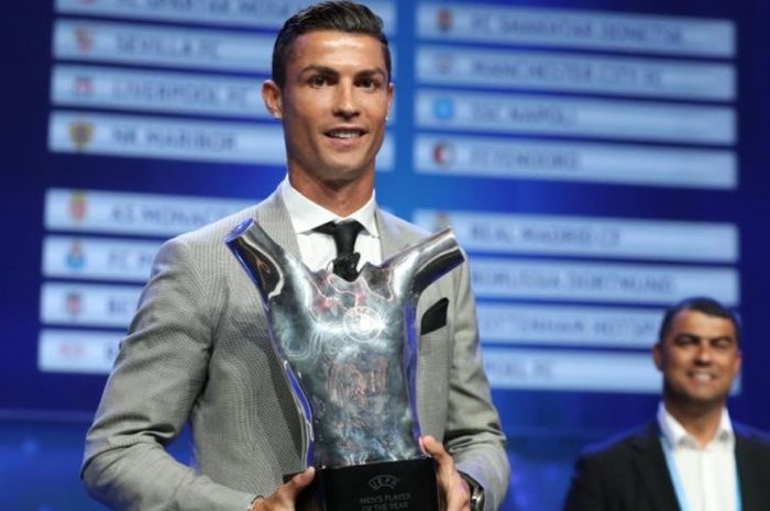 Megabintang Real Madrid, Cristiano Ronaldo, dengan trofi Pemain Pria Terbaik Eropa 2017 dalam acara undian fase grup Liga Champions, 24 Agustus 2017.