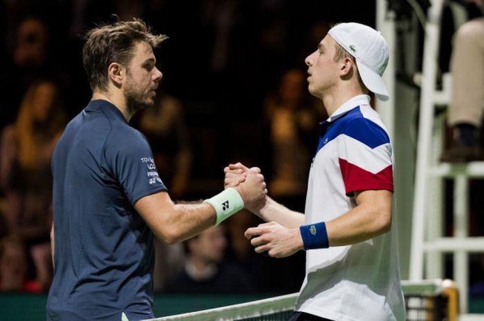 Stanislas Wawrinka (kiri) menjabat tangan Tallon Griekspoor (kanan) yang menyingkirkannya pada babak 32 besar Rotterdam Open 2018, Selasa (13/2/2018).