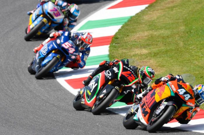 Para pebalap Moto2 sedang beraksi pada balapan Moto2 Italia.
