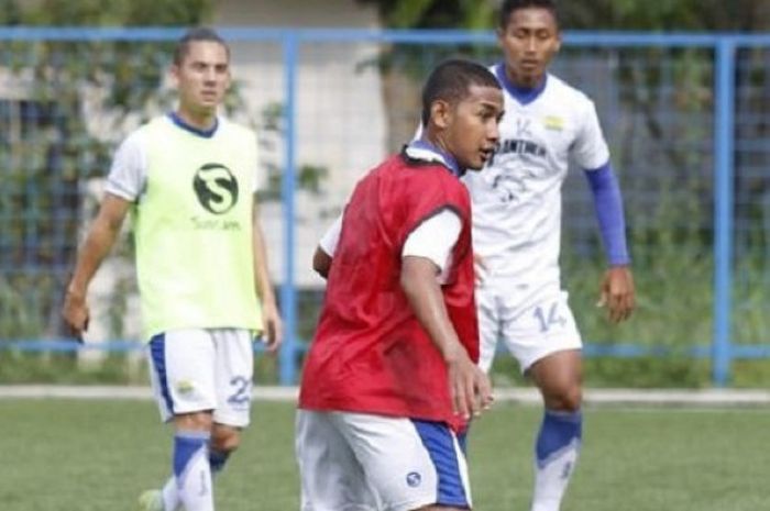 Saat latihan Persib Bandung di Lapangan Lodaya, Kamis (12/10/2017) sore, terlihat seorang pemain dengan penampilan baru. Dia adalah Gian Zola.