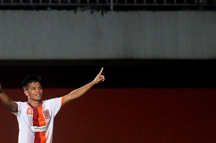 Selebrasi Sandi Darma Sute seusai sukses mencetak gol dalam salah satu laga bersama Pusamania Borneo FC.