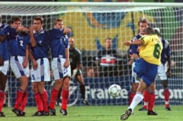 Roberto Carlos melepaskan tendangan bebas langsung dalam pertandingan Tournoi de France antara Prancis versus Brasil, 3 Juni 1997.  