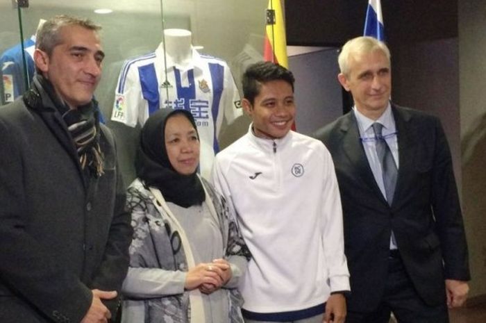 Duta Besar Indonesia untuk Spanyol, Yuli Mumpuni Widarso, bersama Evan Dimas, serta perwakilan Espanyol berfoto jelang laga antara Espanyol dan Real Sociedad, Senin (8/2/2016). 