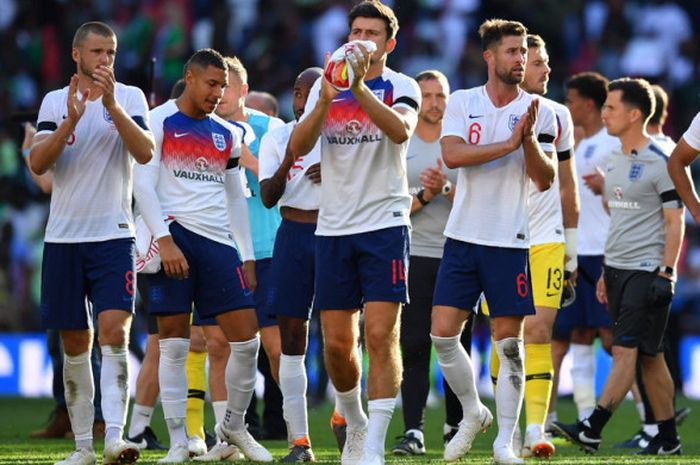 Para pemain tim nasional Inggris memberikan penghargaan kepada para pendukung yang hadir memadati tibune penonton seusai laga uji coba menghadapi Nigeria di Stadion Wembley, London, Inggris, pada Sabtu (2/6/2018).