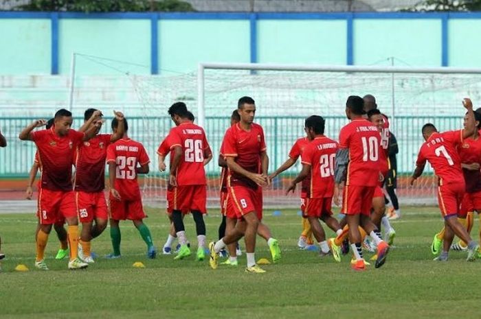 Para pemain Bhayangkara FC dalam sesi uji lapangan jelang laga Cilacap Cup 2017 di Stadion Wijaya Kusuma, Cilacap, Kamis (23/3/2017). 