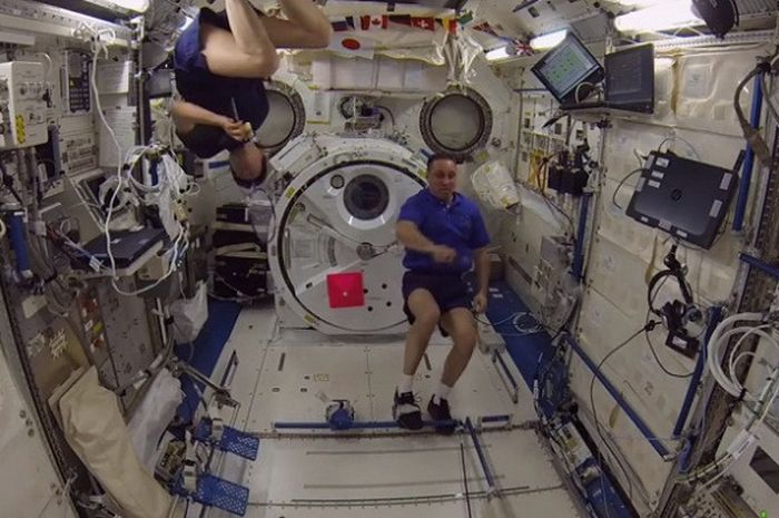 Sejumlah astronot bermain bulu tangkis di Stasiun Luar Angkasa Internasional.