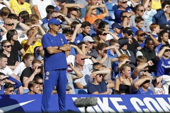 Pelatih Maurizio Sarri mengawasi jalannya laga Liga Inggris antara Chelsea vs Bournemouth di Stamford Bridge, London, 1 September 2018.