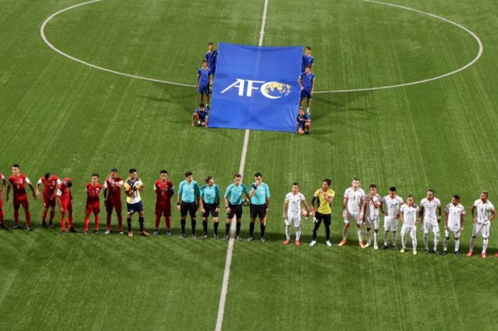   Pemain Persija dan Home United (merah) jelang laga leg pertama semifinal Piala AFC 2018 untuk zona ASEAN di Stadion Jalan Besar, Singapura, 8 Mei 2018.   