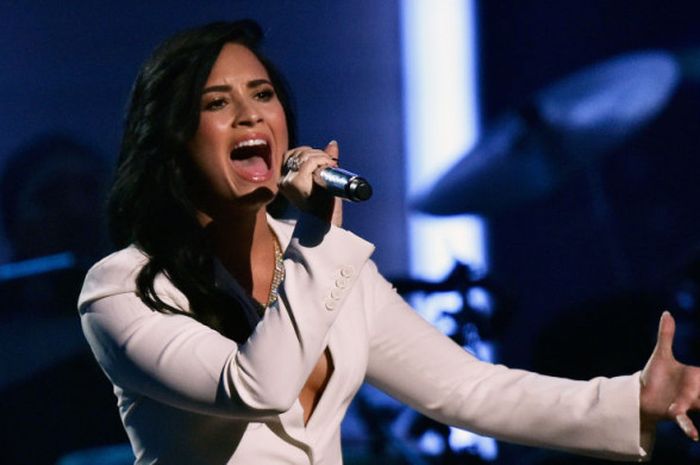 Demi Lovato akan bernyanyi dalam pertandingan Conor McGregor Vs Floyd Mayweather, Sabtu (26/8/2017)