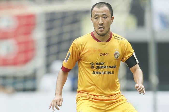Kapten Sriwijaya FC, Yu Hyun Koo saat berhadapan dengan Persib Bandung di babak grup A piala Presiden 2018 di Stadion Gelora Bandung Lautan Api, Bandung.