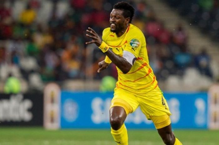 Striker timnas Togo, Emmanuel Adebayor, beraksi melawan Burkino Faso di perempat final Piala Afrika 2013 (3/2/13).