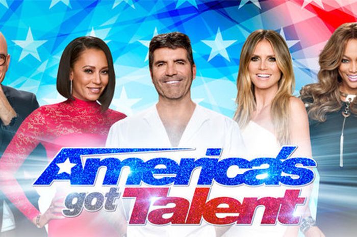 Simon Cowell (tengah) salah satu juri ajang pencarian bakat seperti X-Factor dan America's Got Talent.