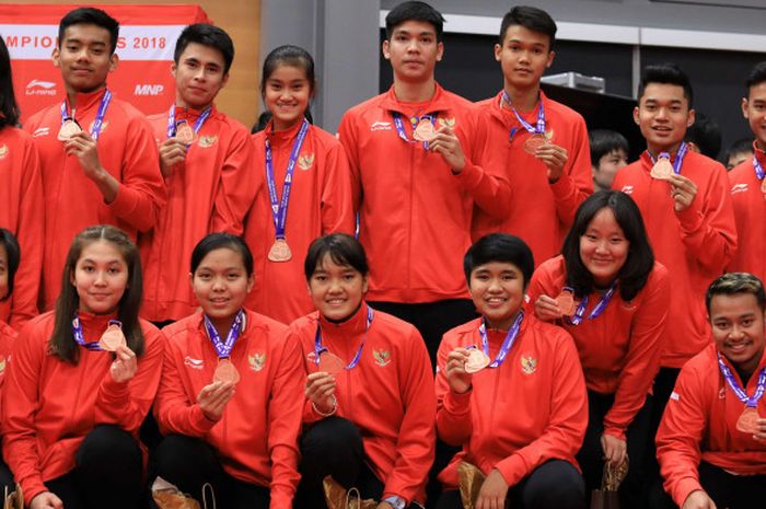 Tim beregu campuran Indonesia saat menerima medali perunggu dalam ajang Kejuaraan Dunia Bulu Tangkis Junior 2018 yang diselenggarakan di Markham, Kanada.
