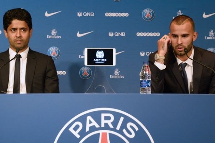 Pemain baru Paris Saint-Germain's (PSG), Jese Rodríguez Ruiz (kanan), berbicara di samping Presiden PSG, Nasser Al-Khelaifi, dalam jumpa pers di Parc des Princes, Paris, Senin (8/8/2016). 