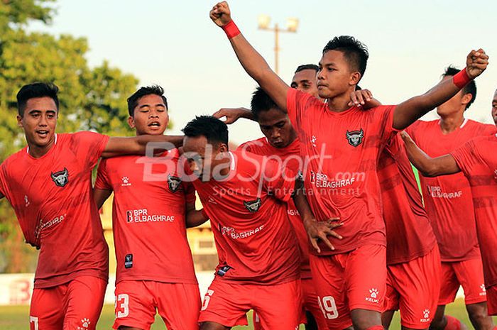 Pemain Madura FC merayakan kemenangan mereka atas PSIM Yogyakarta dalam laga perdana Liga 2 2018 di Stadion A Yani Sumenep, Jawa Timur, Kamis (26/04/2018) sore.