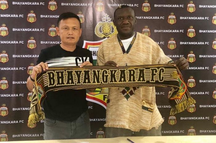 Striker naturalisasi Indonesia, Herman Dzumafo Epandi, telah resmi memperpanjang kontrak dengan Bhayangkara FC pada musim 2019.