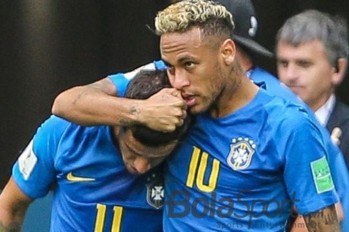  Neymar (kanan) menyelamati Philippe Coutinho selepas mencetak gol ke gawang Kosta Rika dalam partai Grup E Piala Dunia 2018 di St. Petersburg, Jumat (22/6/2018).   