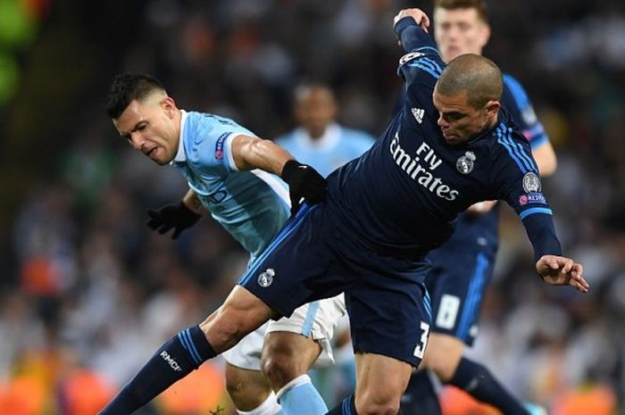 Bek Real Madrid, Pepe (kanan), mengawal ketat pergarakan striker Manchester City, Sergio Aguero, dalam laga Liga Champions, 26 April 2016.