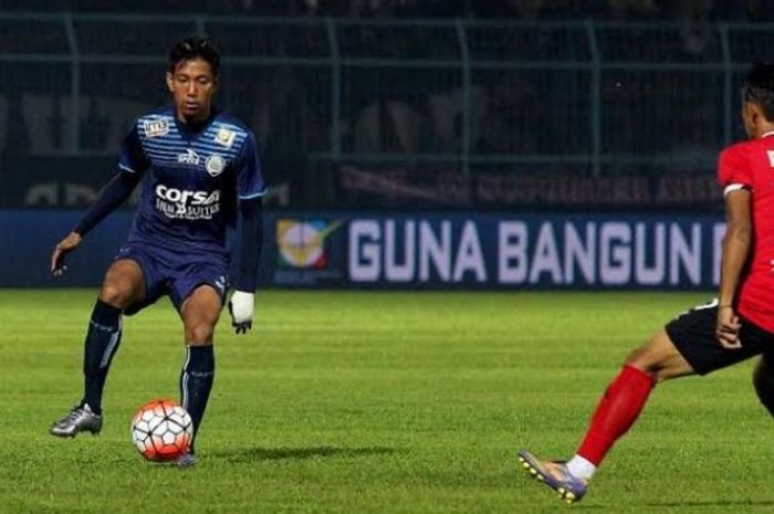 Bek kanan Arema, Syaiful Indra Cahya (kiri) menguasai bola dan coba diadang pemain bertahan Persiba, Abdul Rahman di Stadion Kanjuruhan, Kab Malang pada Minggu (1/5/2016). 