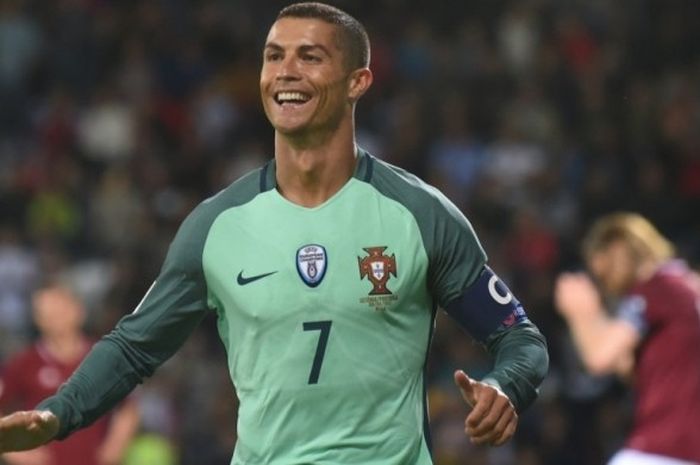 Penyerang timnas Portugal, Cristiano Ronaldo, merayakan golnya ke gawang Latvia dalam partai Kualifikasi Piala Dunia 2018 di Riga, 9 Juni 2017.