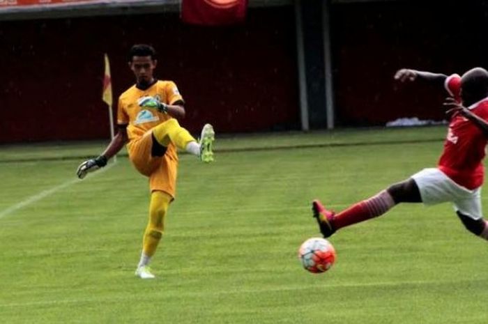 Striker asing Persija, Pacho Kenmogne (kanan) berhadapan dengan kiper PSS Sleman, Agung Prasetya pada uji coba di Stadion Maguwoharjo, Minggu (25/9/2016). 