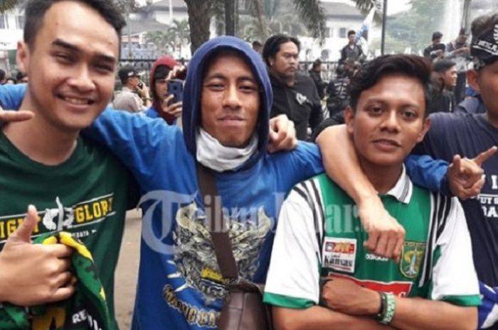 Dua suporter dari Bonek ikut hadir dalam unjuk rasa Bandung Melawan yang digelar bobotoh di Gedung Sate, Bandung, Sabtu (13/10/2018).