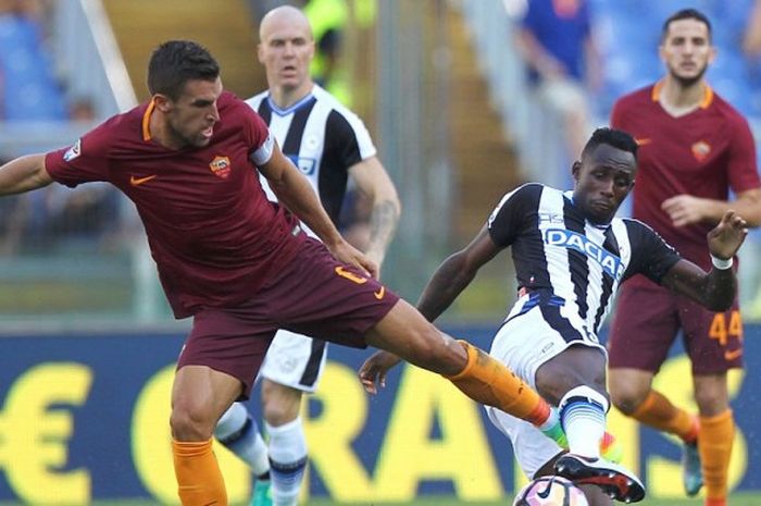 Aksi gelandang AS Roma, Kevin Strootman (kiri), berebut bola dengan pemain Udinese, Sekou Fofana, dalam laga Serie A di Roma, 20 Agustus 2016.