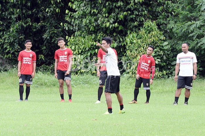 I Made Pasek Wijaya (kaos putih) memimpin sebagian pemain Bali United yang tetap berlatih di Lapangan Trisakti, Legian, Rabu (28/13/2017)