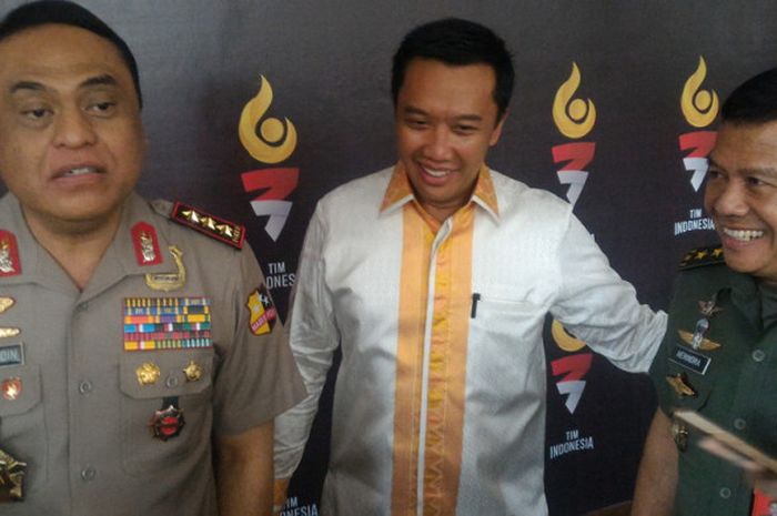 Menteri Pemuda dan Olahraga, Imam Nahrawi (tengah), bersama Chef de Mission, Syafruddin (kiri) dan Wakil Chef de Mission, M. Herindra, saat ditemui awak media seusai memimpin rapat tertutup terkait prestasi Indonesia di Asian Games 2018 di Gedung Sekretariat Chef de Mission, Gedung Perjuangan dan Solidaritas Atlet Asian Games, Kompleks PTIK, Jakarta Selatan, Kamis pagi (8/3/2018)