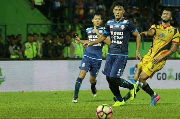 Bek Arema FC, Hanif Sjahbandi (tengah) berhasil mematahkan serangan Mitra Kukar melalui striker Marclei Santos pada laga pekan kedelapan Liga 1 di Stadion Gajayana, Kota Malang, Minggu (28/5/2017) malam. 