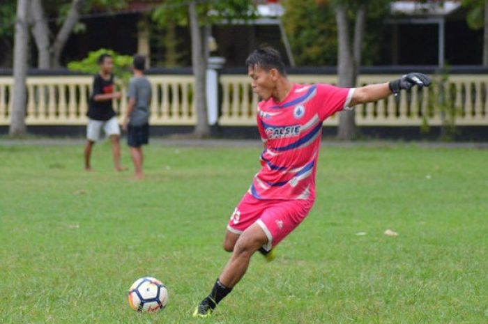 Kiper PSCS Cilacap, Ahmad Ariya Fuat saat melakukan latihan singkat di Lapangan Krida, Cilacap, Selasa (4/12/2018) sore WIB.