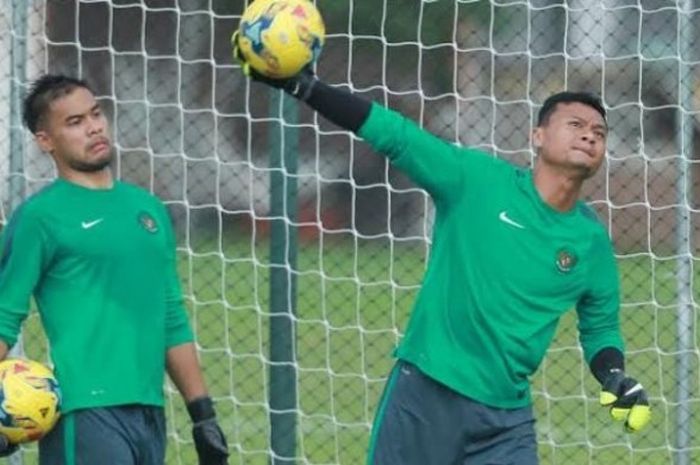 Dua kiper timnas Indonesia, Andritany Ardhiyasa (kiri) dan Dian Agus Prasetyo dalam sesi latihan di lapangan Sekolah Pelita Harapan, Karawaci, Tangerang, Minggu (30/10/2016). 