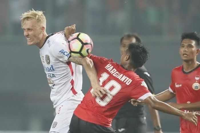 Pemain Bali United, Nick van der Velden (kiri) duel dengan gelandang Persija, Muhammad Hargianto pada laga Liga 1 di Stadion Patriot, Kota Bekasi, Minggu (21/5/2017) malam. 