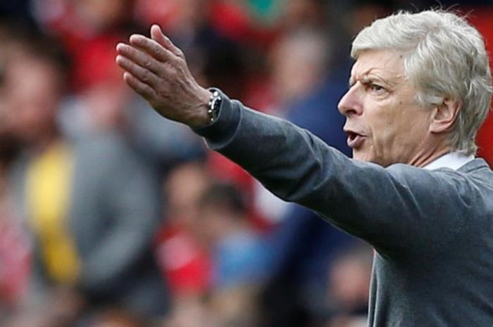 Reaksi pelatih Arsenal, Arsene Wenger, saat memberikan instruksi kepada pemain dalam partai Liga Inggris lawan Bournemouth di Stadion Emirates, London, 9 September 2017.