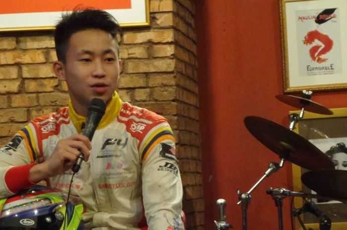 Pebalap Formula 4 (F4) South East Asia asal Indonesia, Keanon Santoso, menjawab pertanyaan wartawan pada acara Meet and Greet di Senayan, Jakarta, Senin (16/1/2017).