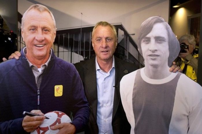 Bintang legendaris Belanda, Johan Cruyff, berpose dalam acara 